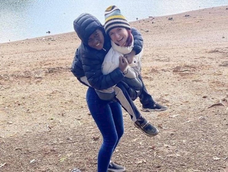 Tko ovdje koga drži?