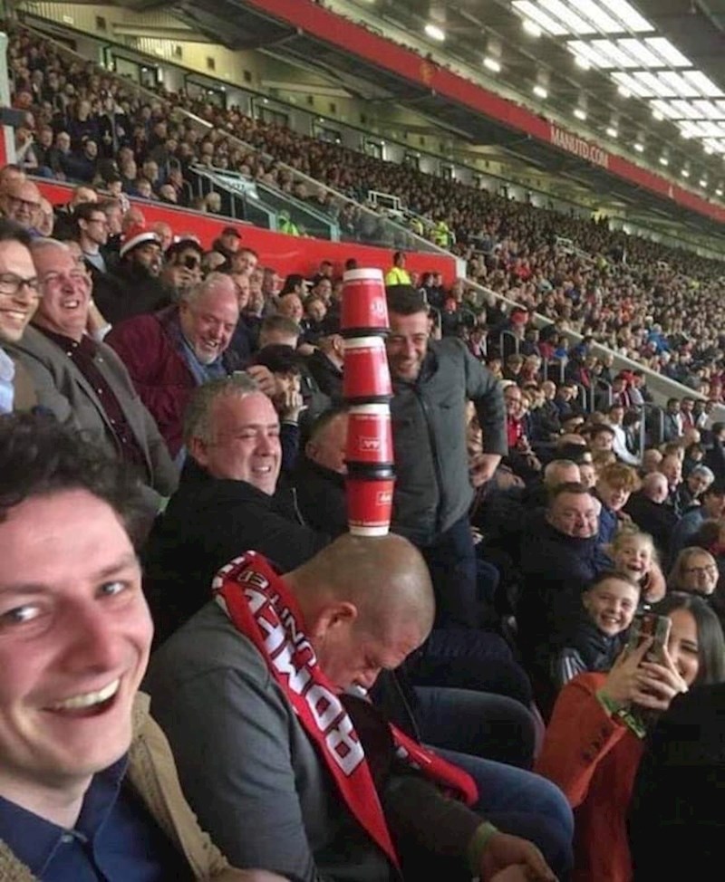 Poslužio im je kao stalak za čaše :D