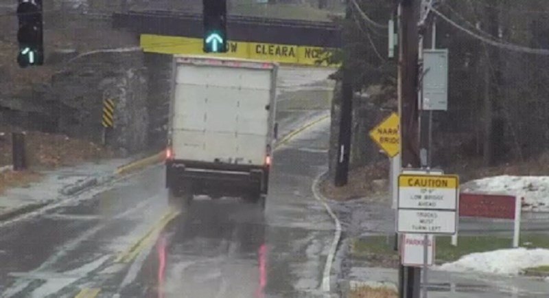 Kamion je naišao na nadvožnjak, ono što se zatim desilo zgrozilo je aute u koloni