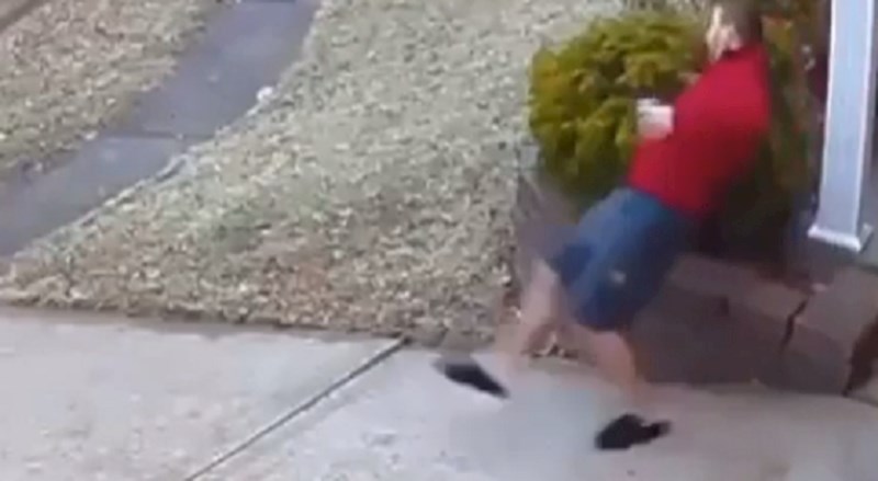 Pogledajte zbog čega su kućne papuče i led jako loša kombinacija, ovaj čovjek je to naučio na teži način