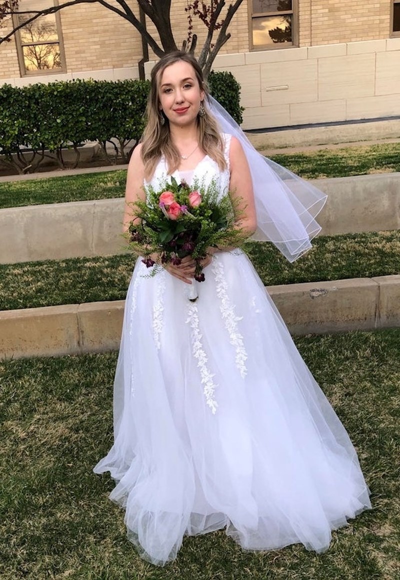 "Haljinu sam platila 100 dolara, veo 10 dolara, naušnice 2 dolara, a cvijeće 25 dolara. Mislim da sam dobro prošla!"