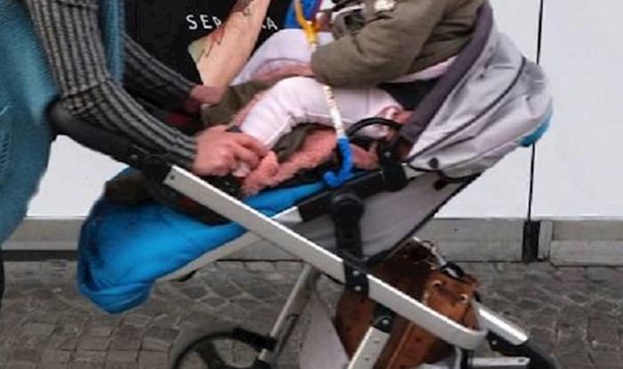 Mama je vozila bebu u kolicima, zbog jednog detalja ova fotka je postala hit