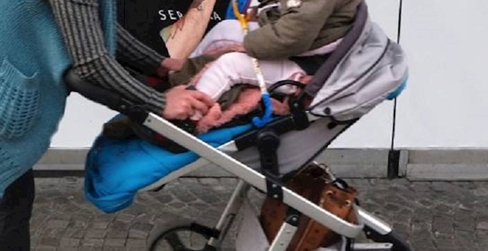 Mama je vozila bebu u kolicima, zbog jednog detalja ova fotka je postala hit