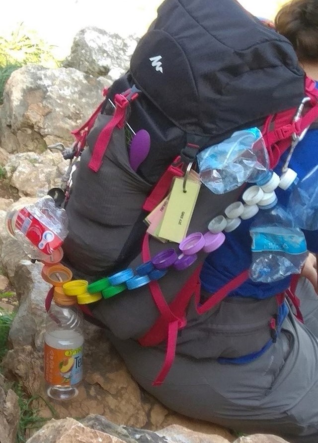 Ovaj planinar skuplja otpad koji je odbačen u okoliš