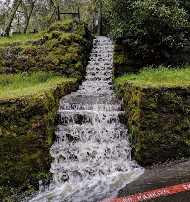 Zbog velike količine kiše ove stepenice izgledaju kao slap