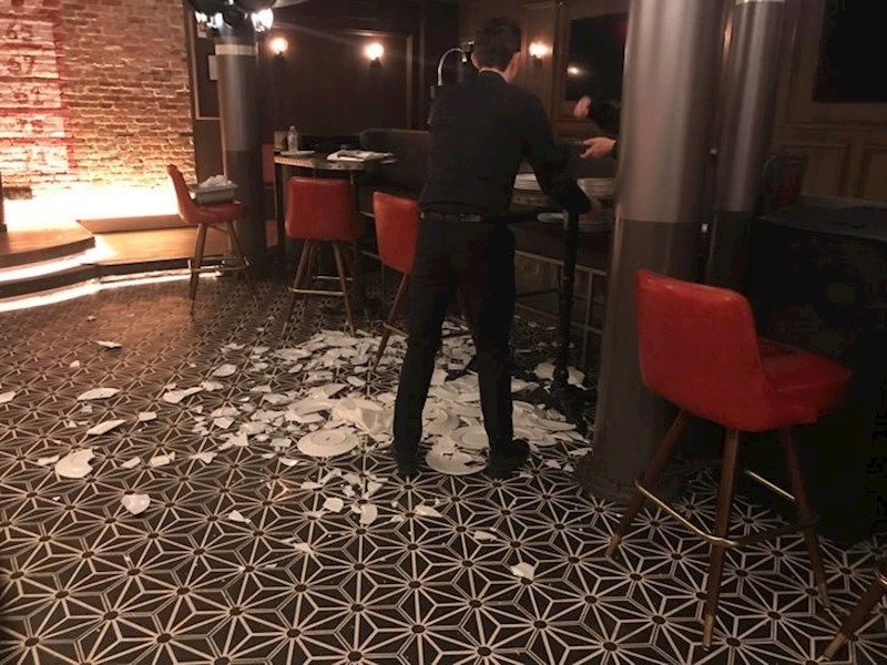 "Moj kolega je slučajno razbio 40 tanjura..."