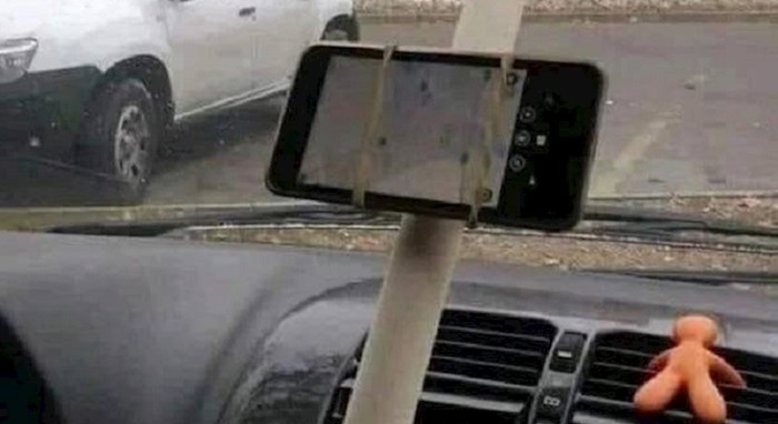 Morate vidjeti što ovom liku drži mobitel u autu - glupo ili genijalno?
