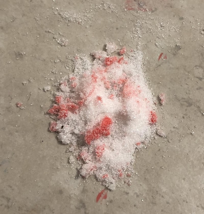 Ako prolijete lak za nokte, na mrlju nanesite šećer. Nakon nekoliko minuta pometite s metlom