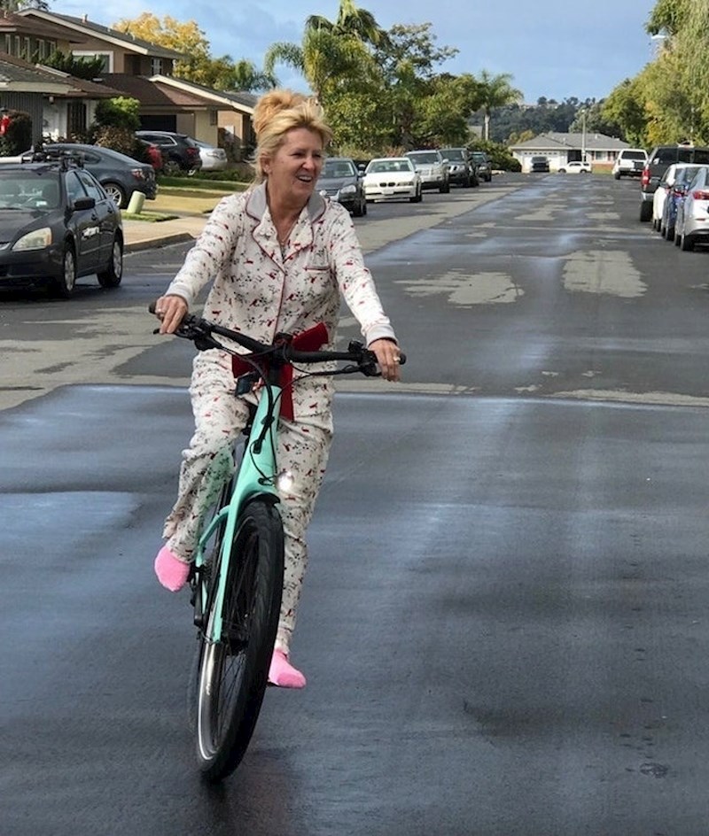 Mama je dobila bicikl za Božić i sada se ponaša kao da joj je opet 10 godina