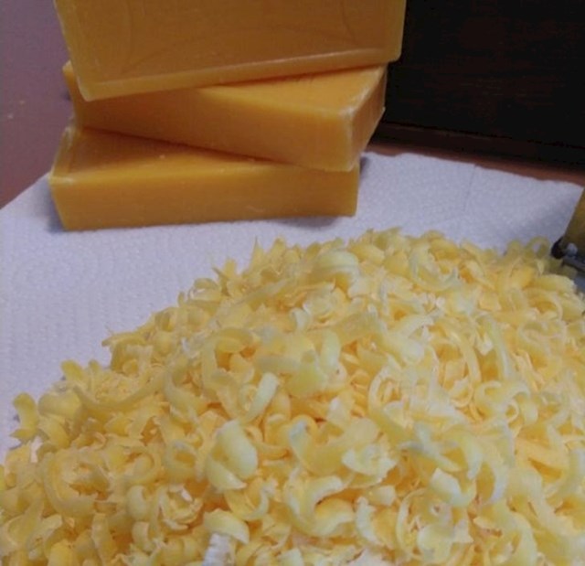 Ručno izrađeni naribani deterdžent za suđe izgleda poput sira