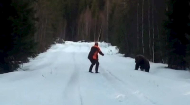 VIDEO Ovaj čovjek se na nevjerojatan način uspio obraniti od medvjeda