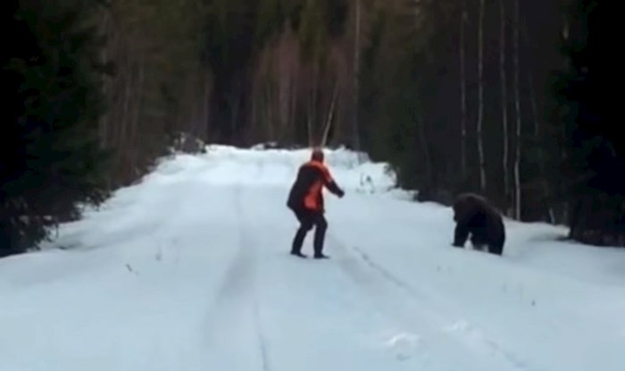VIDEO Ovaj čovjek se na nevjerojatan način uspio obraniti od medvjeda