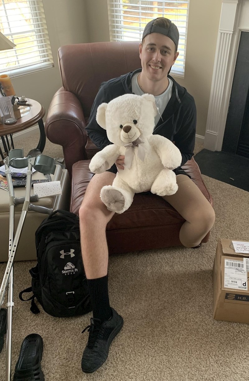 Netko mu je poklonio medvjedića koji je poput njega