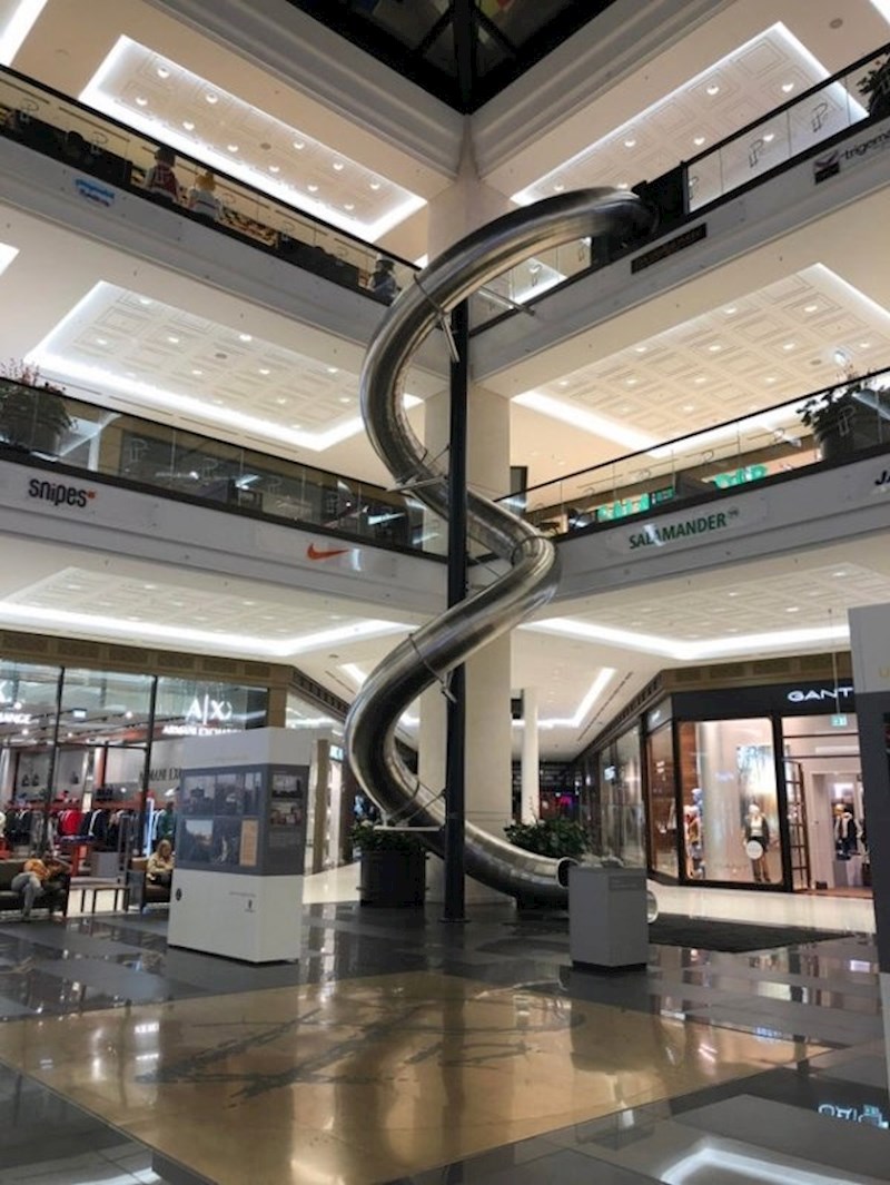 Pomalo zastrašujuć tobogan unutar shopping centra u Berlinu
