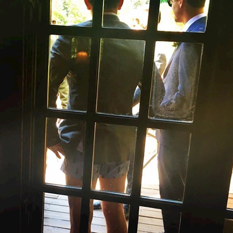 Od uzbuđenja je zaboravio obući hlače...