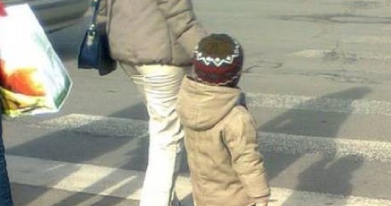 Prolaznici su u čudu gledali što to ovaj dječak drži u ruci