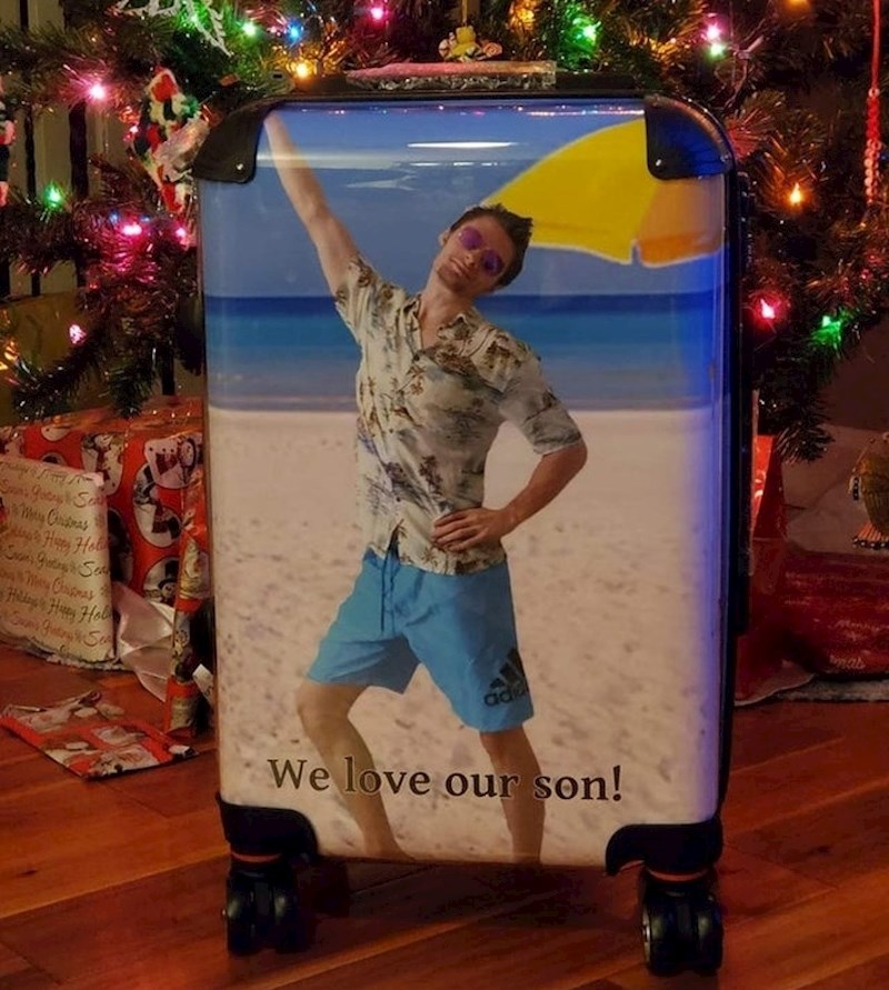 Roditelji su odlučili putovati pa im je sin kupio kofer sa svojom slikom