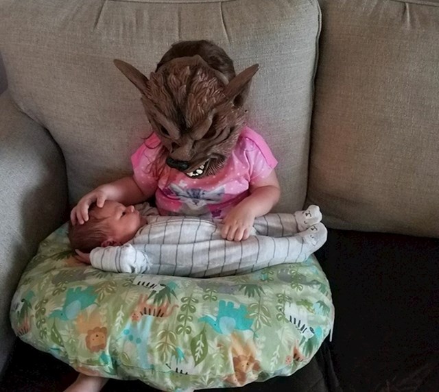 "Moja nećakinja od 2 godine ovako je željela držati svog malog brata"