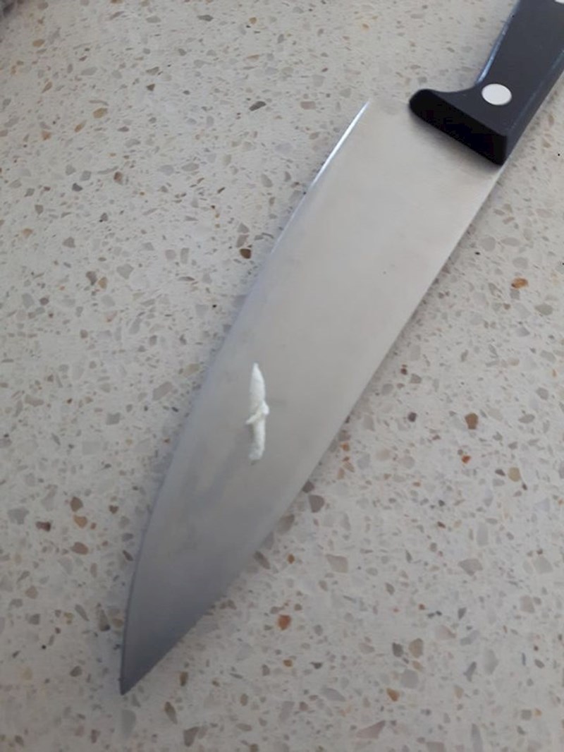 "Rezao sam jabuku i na nožu je ostao maleni komadić u obliku noža!"