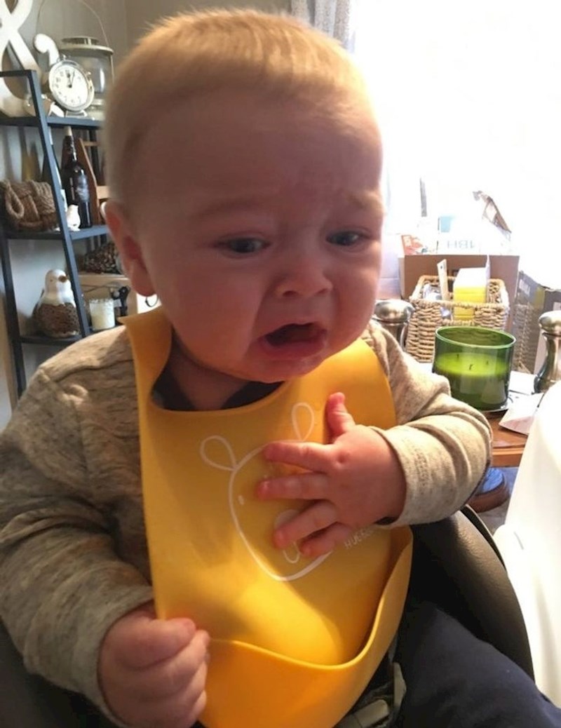 Prvi put je probao jesti krutu hranu...