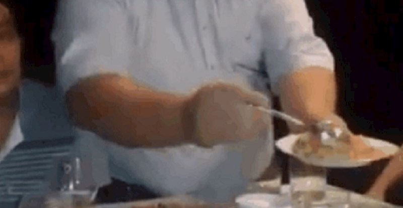 Tip je stavljao hranu na tanjur. Preokret će vas oboriti s nogu od smijeha