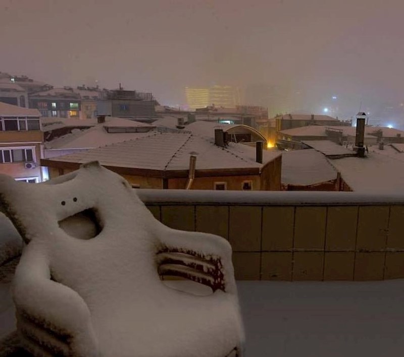 I stolice se vesele snijegu!