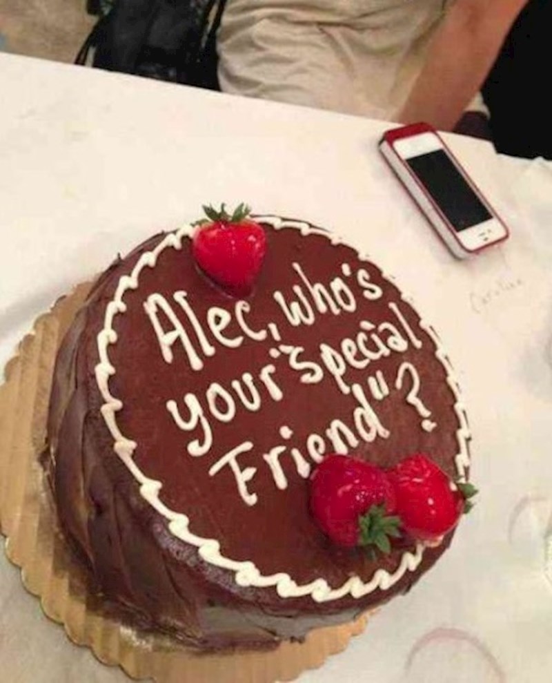 Alec je doveo djevojku koju je najavio kao prijateljicu, a mama je ispekla kolač s natpisom: Alec, tko je tvoja posebna prijateljica?