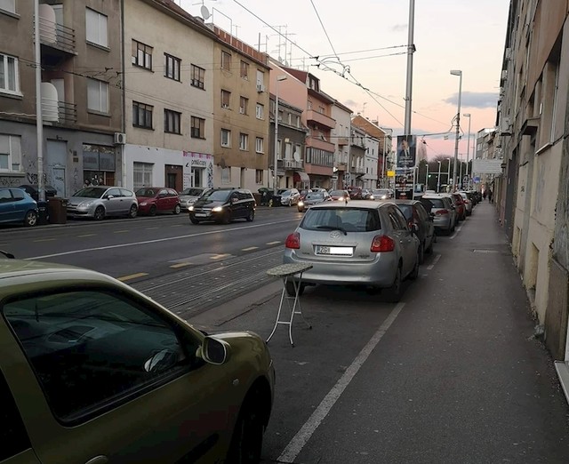 Što daska za glačanje radi na sred Ozaljske?