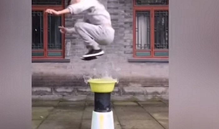 Nevjerojatno je što ovaj Kung Fu ratnik može napraviti sa svojim tijelom, pogledajte kako s lakoćom postiže nemoguće