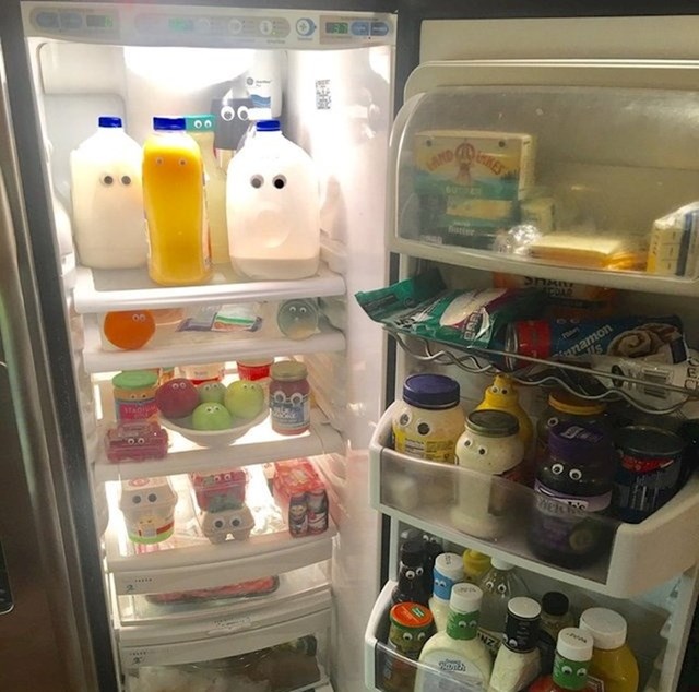 Ovaj tata je zalijepio plastične oči na sve predmete u hladnjaku