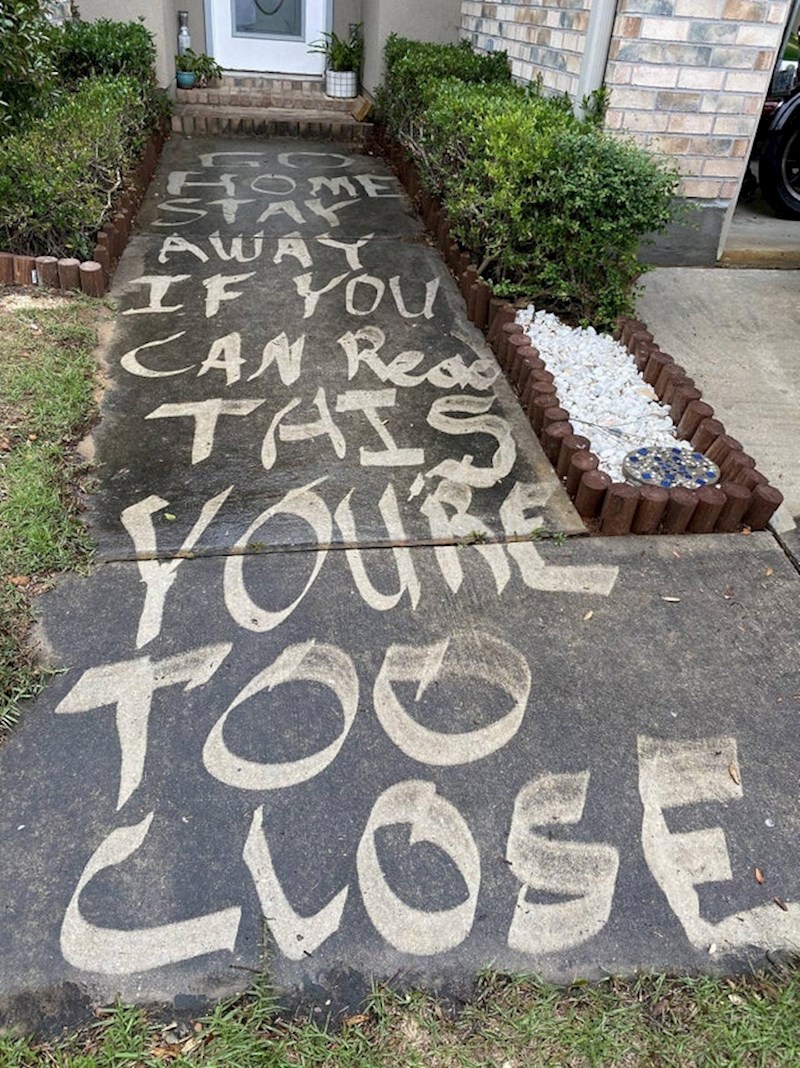 Ne prilazi, ali možeš ovo pročitati, preblizu si!