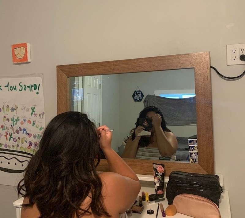 Kupio sam joj ovo veliko ogledalo, a ona se još ovako šminka