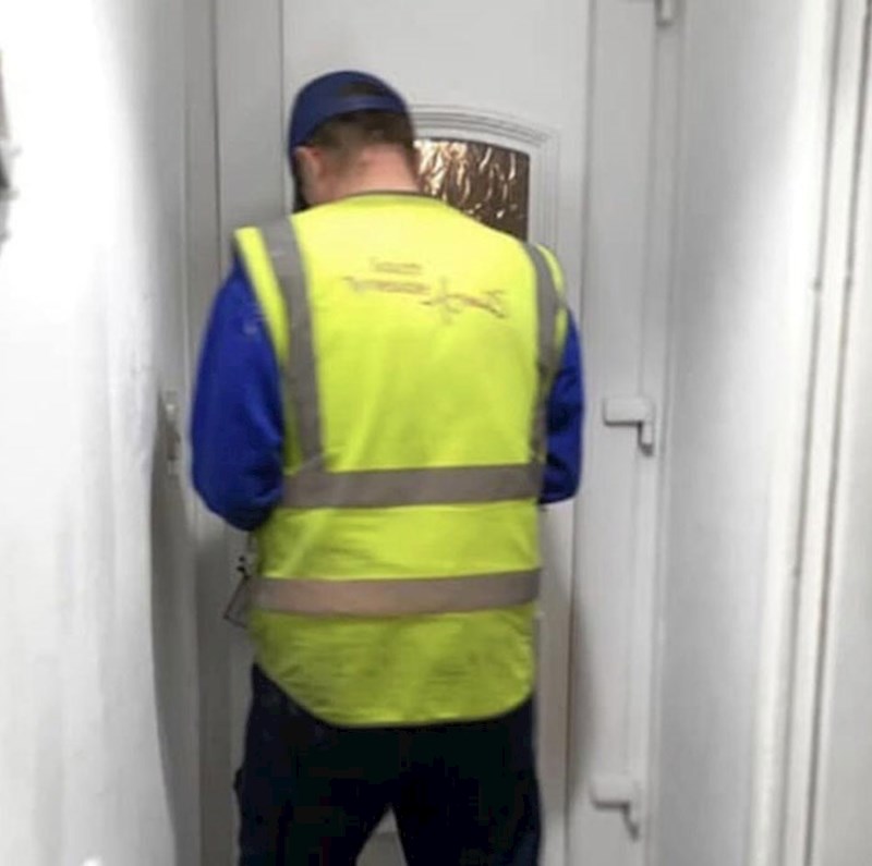 "Vrata su se zaglavila iznutra. Zvao sam majstora. On ih je uspio otvoriti, ušao unutra i zatvorio ih. Alat mu je ostao vani. Sad smo obojica zaglavljeni"