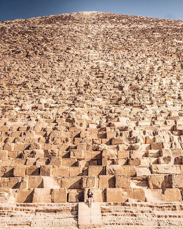 Velika piramida u Gizi i žena