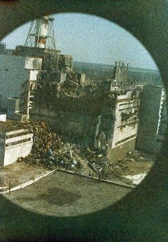 Prva slika Černobilske katastrofe 14 sati nakon eksplozije, uslikao ju je Igor Kostin iz prvog helikoptera koji je preletio iznad elektrane