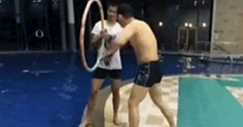 Pristao mu je pridržati obruč, ali nije imao pojma što će mu napraviti