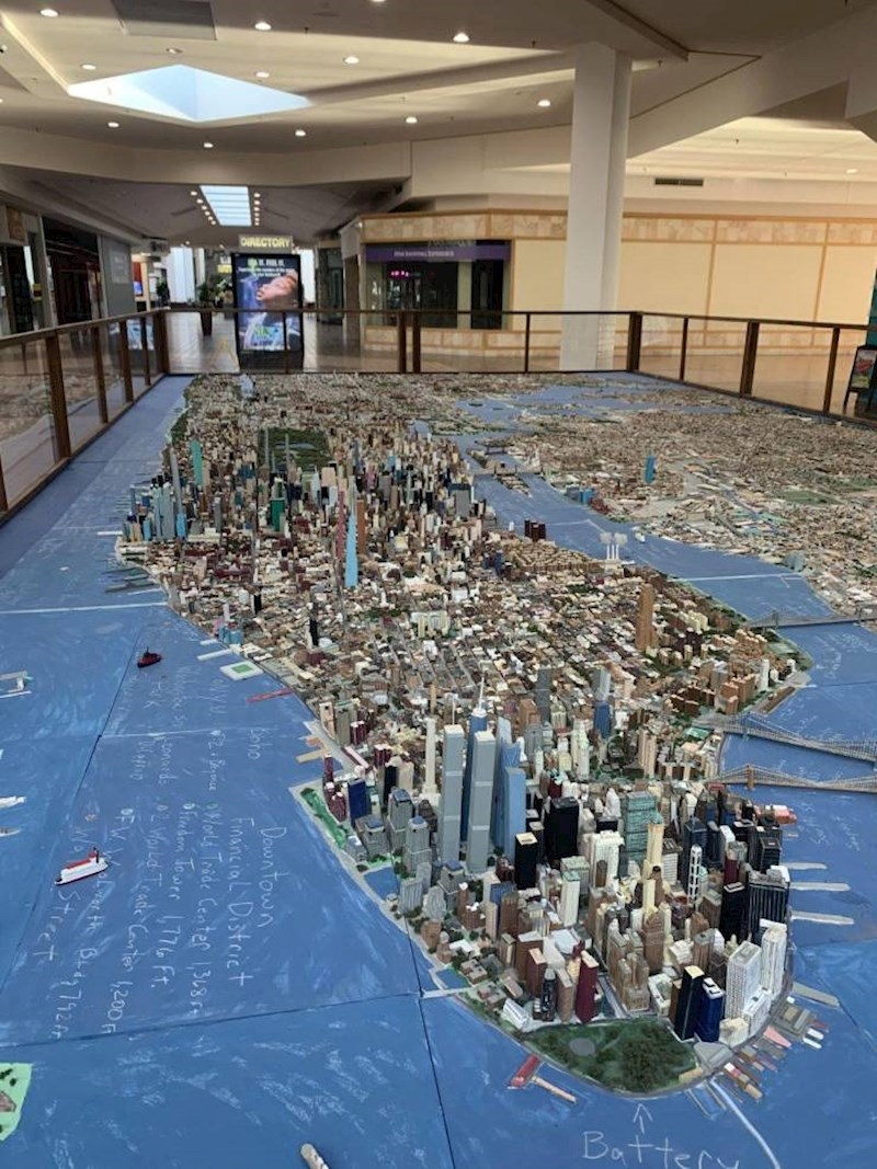 "Neki tip je godinama radio maketu New Yorka. Sad to stoji u napuštenom shopping centru u mom kvartu"