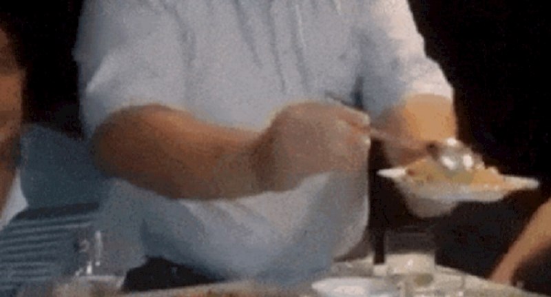 Plakat ćete od smijeha kad vidite kako ovaj tip vadi hranu