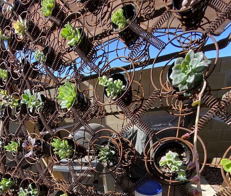 Držač za sukulente od konstrukcije starog madraca