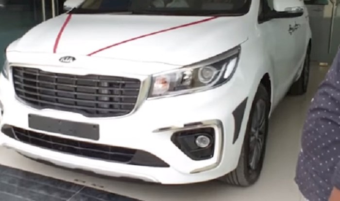 Lik je kupio novi auto u salonu, ono što se zatim dogodilo zgrozilo je sve prisutne