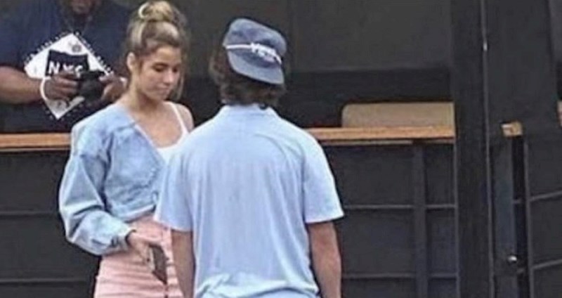 Cura je stala popričati s prijateljem, jedna žena im je prišla i učinila nešto jako čudno