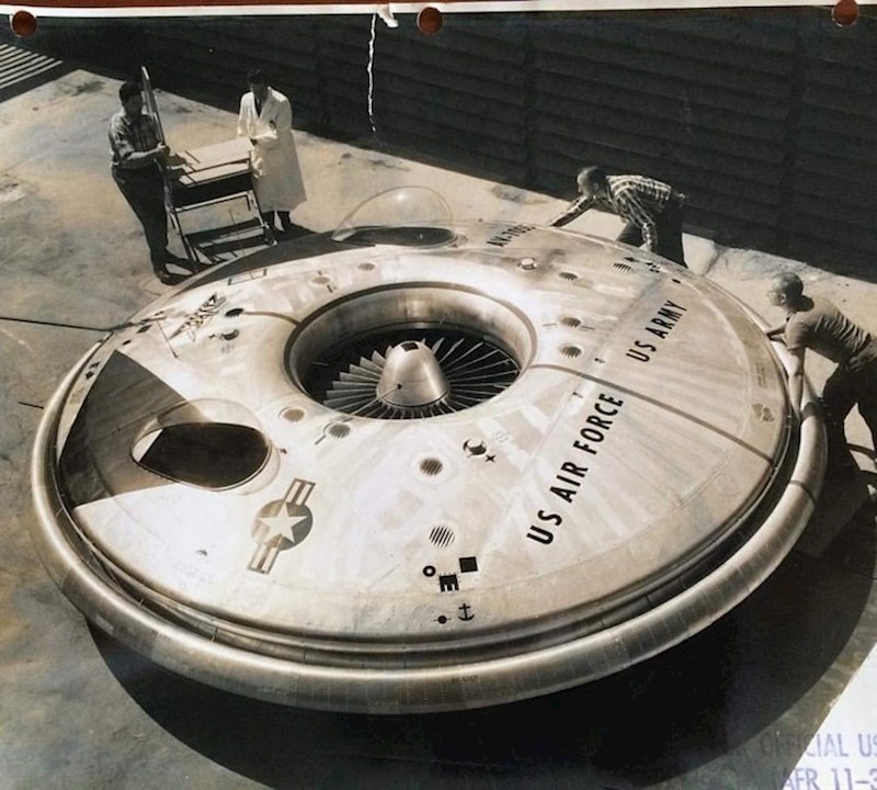 "Moj djed je bio školovani zrakoplovni inženjer, koji je radio za zrakoplovne snage 1950-ih. Našli smo ovu sliku na njegovom tavanu i toplo se nadam da je nastala u Roswellu!"