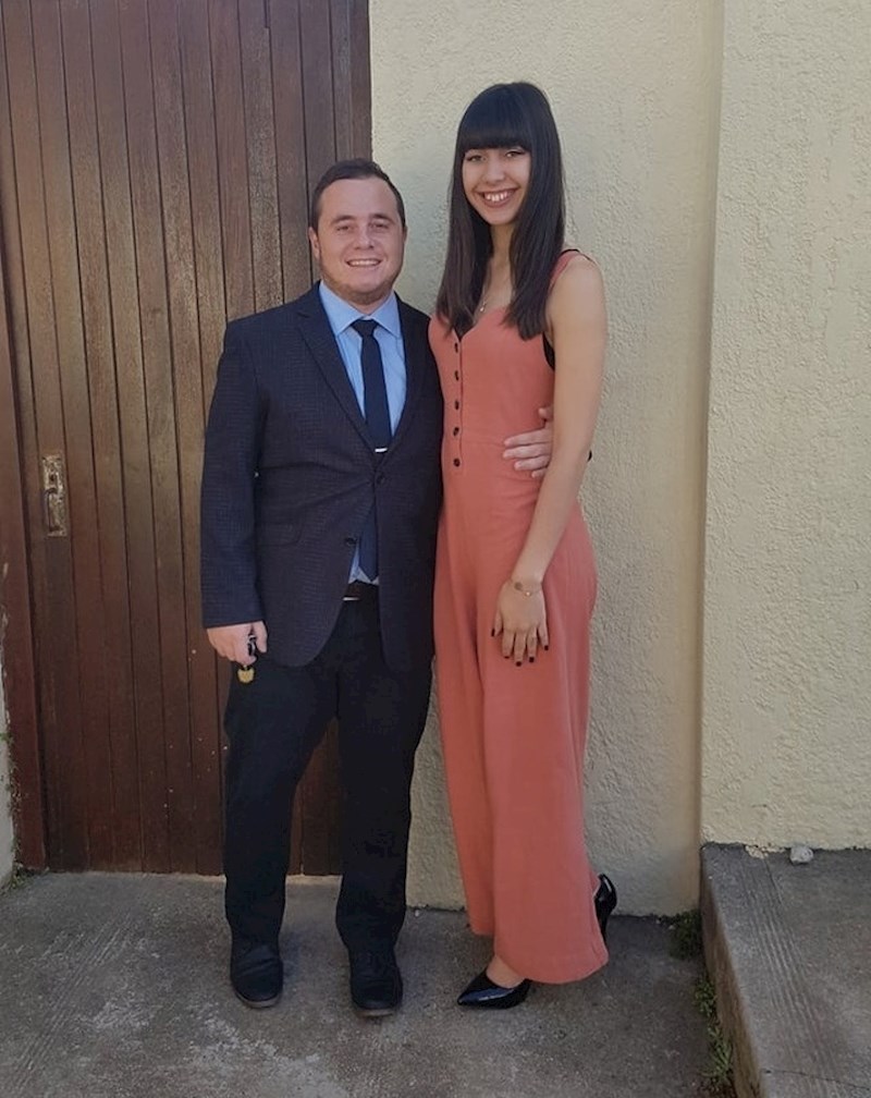 "Visok sam 155 centimetara. Nekad sam mislio da zbog toga nikad neću naći curu, ali sam se prevario. Zajedno smo već 3 i pol godine. Obožavam kad nosi visoke potpetice!"