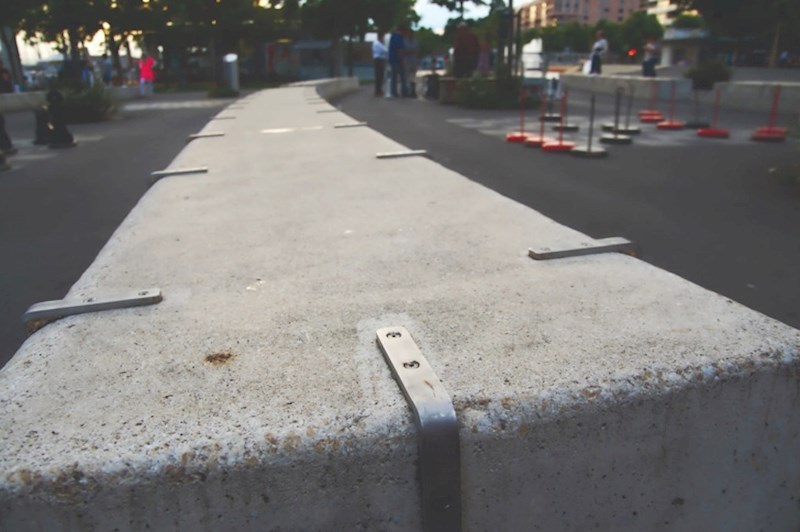 Čemu ovi metalni dijelovi na betonskoj građevini?