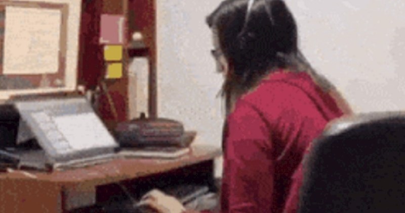 Žena je radila od kuće, a onda je počeo cirkus. Pogledajte kakav je show pas napravio