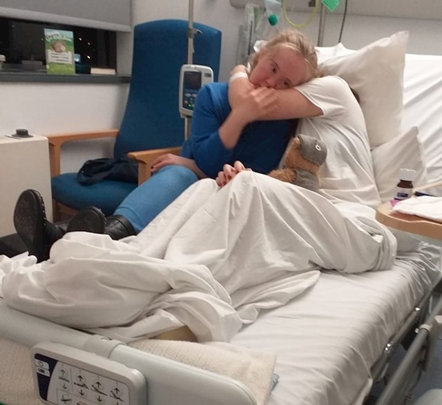 Djevojka s Down sindromom tješi svoju sestru koja je u bolnici