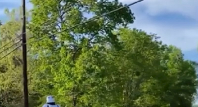 Lik je iz auta uslikao nešto što ga je oduševilo, pogledajte kako se ovaj lik štiti od koronavirusa