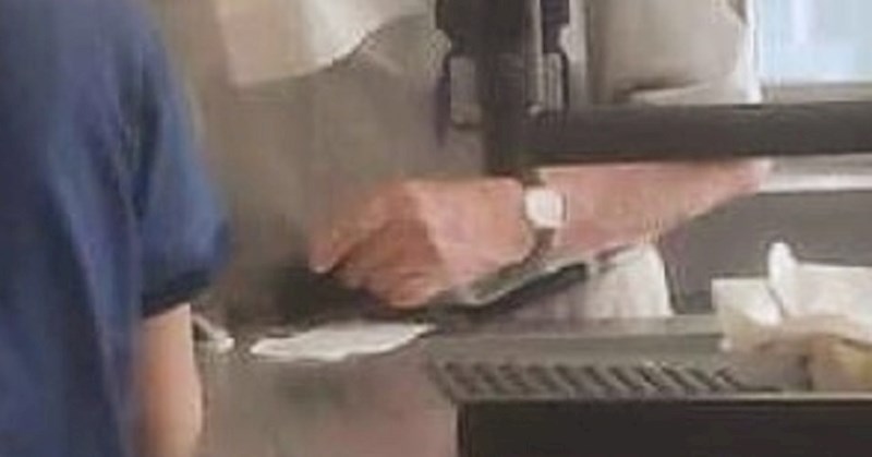 U Dalmaciji su snimili ovog djeda koji nije imao masku, pa se snašao na urnebesan način