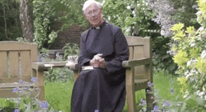 Snimka ovog svećenika postala hit zbog onog što je napravio jedan neočekivani gost