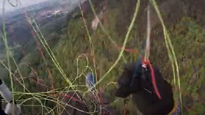 Zapetljao mu se padobran i skoro se dogodilo najgore, snimka je jeziva